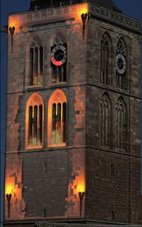 Bildunterschrift: So könnte das Videomapping am Kirchturm der Stadtkirche aussehen! Lolls im Herzen – wir feiern zuhause